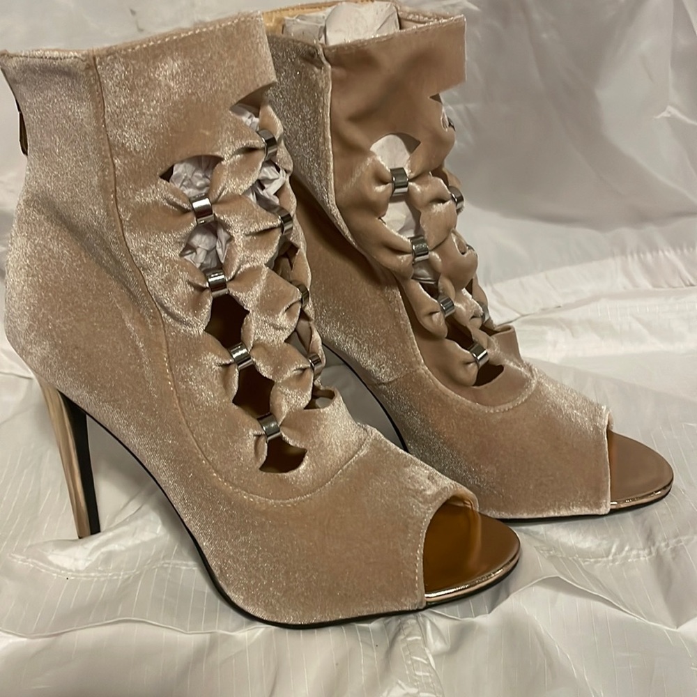 Sz 10 Gold Cape Robbin Booties